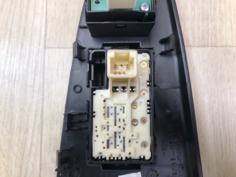 Кнопка стеклоподъемника передняя правая VENZA 09-16 2013 3.5 2GR-FE