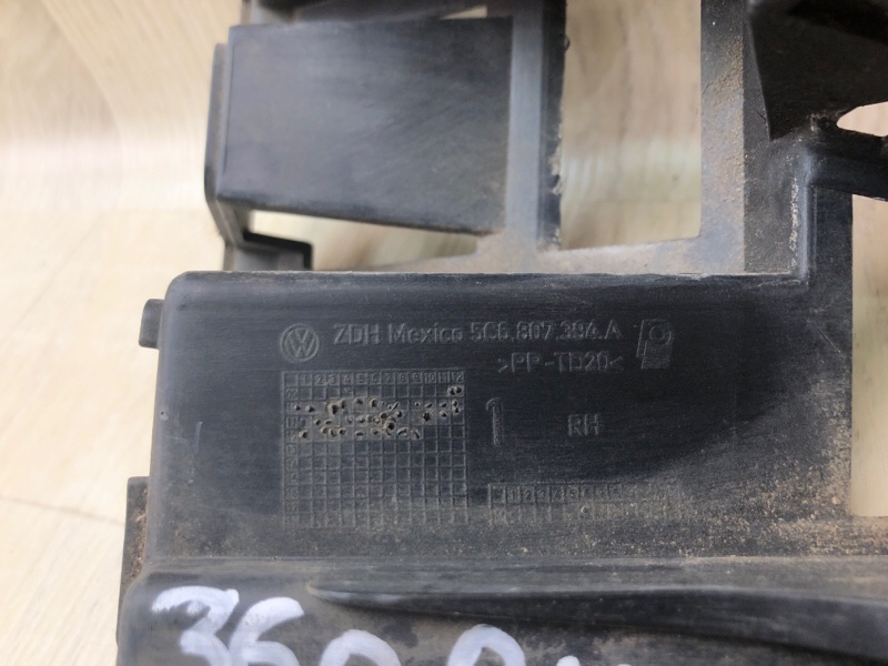 Кронштейн заднего бампера правый JETTA USA 10-17 2.5