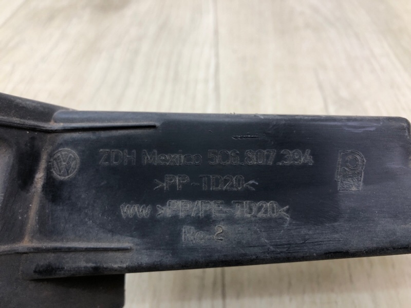 Кронштейн заднего бампера правый JETTA USA 10-17 2.5