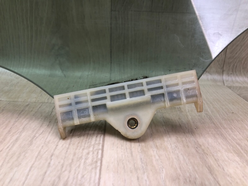 Стекло двери переднее левое TUCSON TL 15-20 2015 G4FJ 1.6