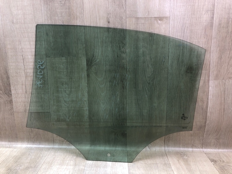 Стекло двери заднее правое JETTA USA 10-17 Стекло двери заднее правое JETTA USA 10-17