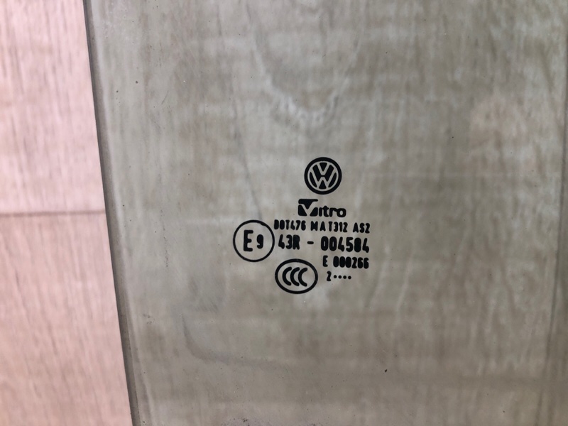 Стекло двери заднее правое JETTA USA 10-17 Стекло двери заднее правое JETTA USA 10-17