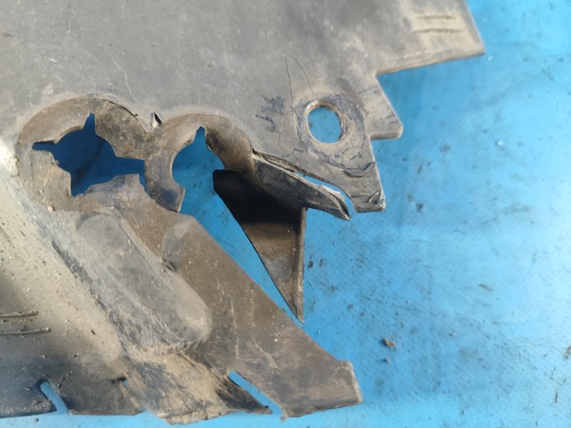 Дефлектор радиатора правый JOURNEY 08-20 2016 2.4 ED3