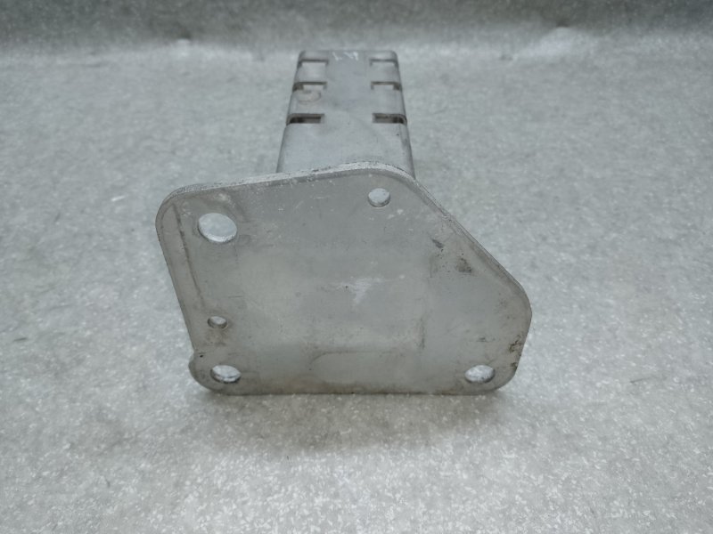 Кронштейн переднего бампера левый 200 14-16 2016 2.4 ED6