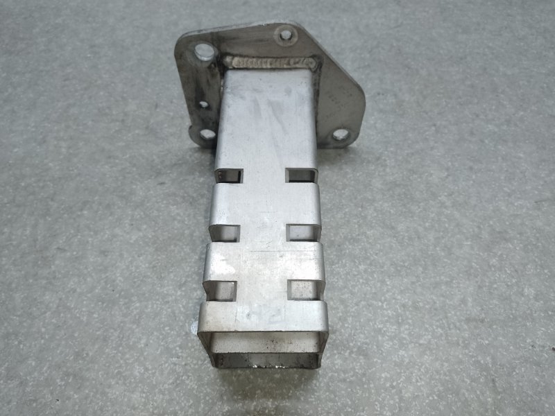 Запчасть кронштейн переднего бампера правый CHRYSLER 200 14-16 2016 2.4 ED6 68096 084AC Б/У Кронштейн переднего бампера правый CHRYSLER 200 14-16 2016 2.4 ED6 68096 084AC Б/У