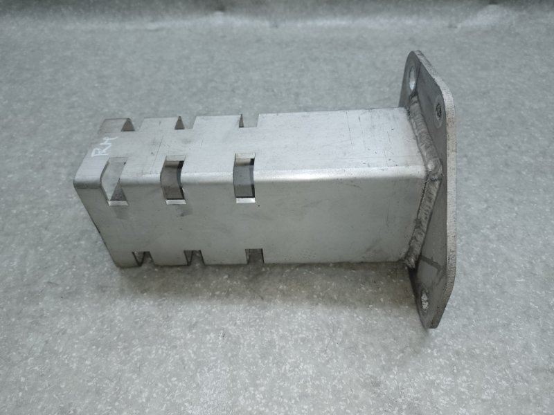 Кронштейн переднего бампера правый CHRYSLER 200 14-16 2.4 ED6 Кронштейн переднего бампера правый CHRYSLER 200 14-16 2.4 ED6