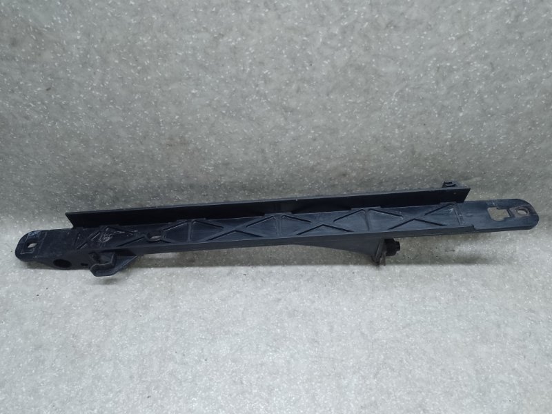 Крепление радиатора левое H3 05-10 2006 L52 3.5 L Крепление радиатора левое H3 05-10 2006 L52 3.5 L