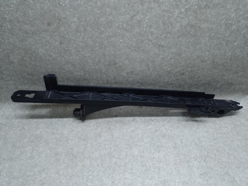 Крепление радиатора правое H3 05-10 2006 L52 3.5 L Крепление радиатора правое H3 05-10 2006 L52 3.5 L