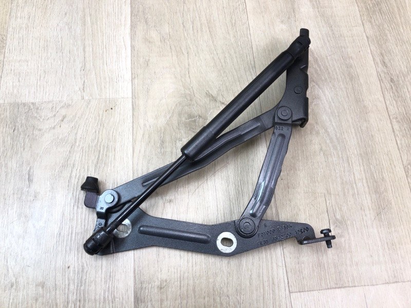 Запчасть петля крышки багажника правая FORD MUSTANG 15- 2017 Кабриолет 3.7 C37PDED FR3Z-6342700-A Б/У Петля крышки багажника правая FORD MUSTANG 15- 2017 Кабриолет 3.7 C37PDED FR3Z-6342700-A Б/У