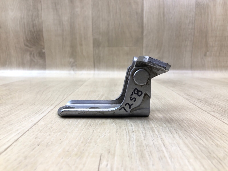 Петля двери нижняя задняя правая MITSUBISHI OUTLANDER GF 12- 2.4 4J12