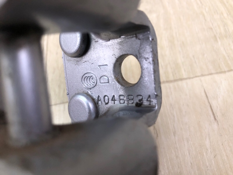 Петля двери верхняя задняя левая OUTLANDER GF 12- 2013 2.4 4J12