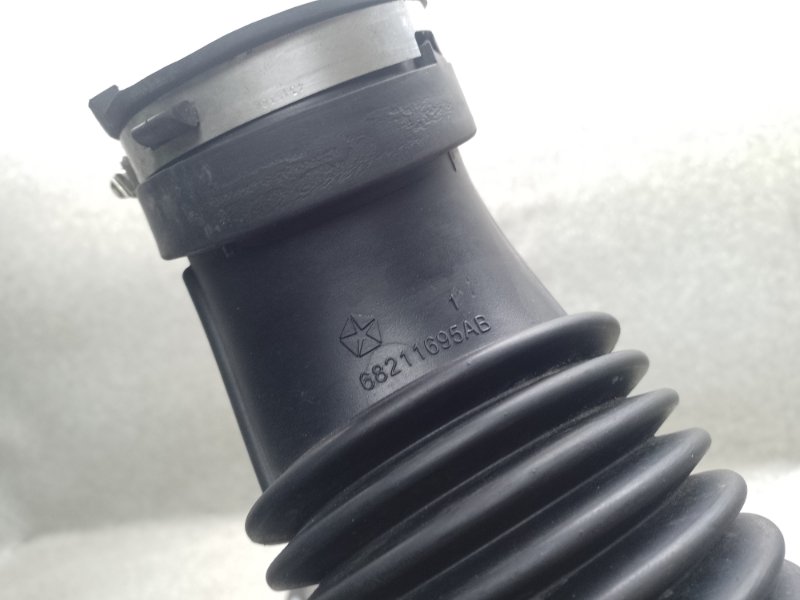 Патрубок воздушного фильтра 200 14-16 2016 2.4 ED6