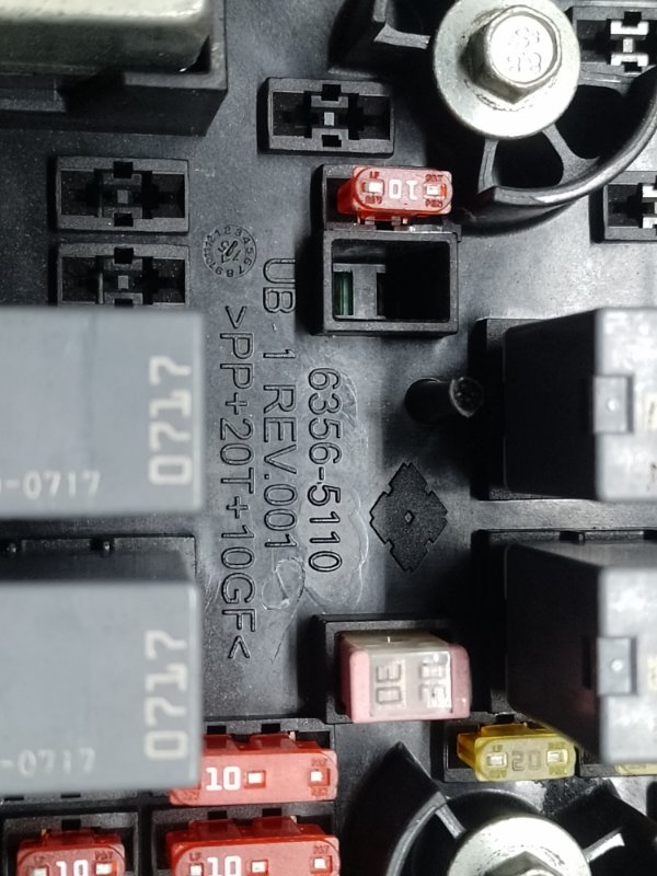 Блок предохранителей моторный отсек CHRYSLER 200 14-16 2.4 ED6 Блок предохранителей моторный отсек CHRYSLER 200 14-16 2.4 ED6