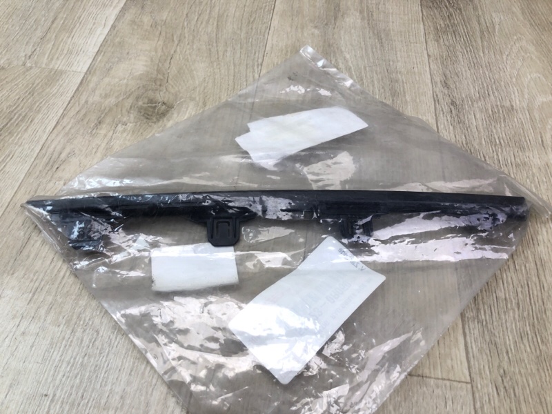 Молдинг бампера передний правый RAV4 18- Молдинг бампера передний правый RAV4 18-