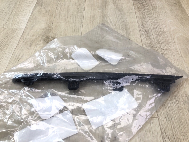 Молдинг бампера передний левый RAV4 18- Молдинг бампера передний левый RAV4 18-