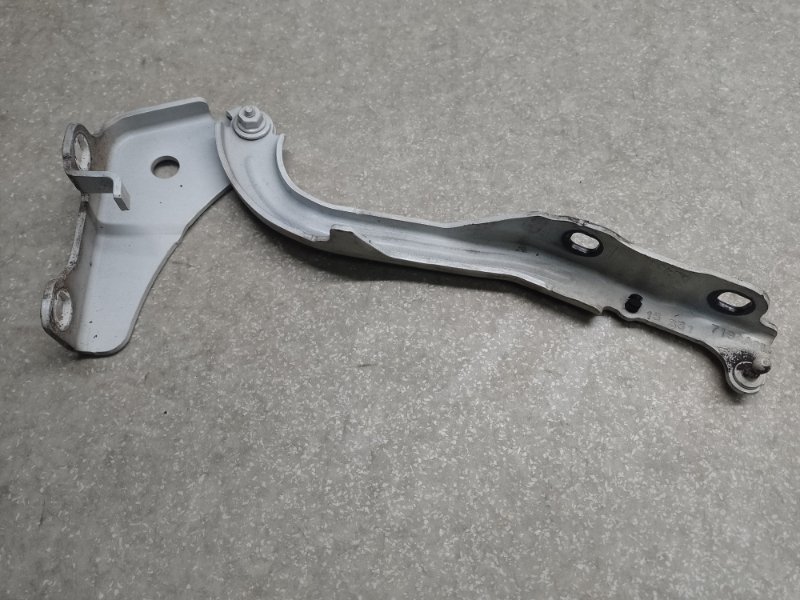 Запчасть петля капота левая CHRYSLER 200 14-16 2016 2.4 ED6 68143 719AA Б/У Петля капота левая CHRYSLER 200 14-16 2016 2.4 ED6 68143 719AA Б/У