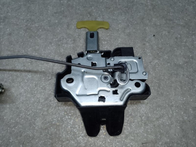 Замок крышки багажника TOYOTA CAMRY 40 06-11 2.5 2ARFE
