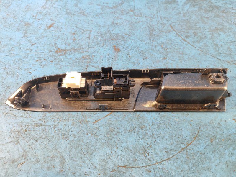 Кнопка стеклоподъемника передняя правая SUBARU CROSSTREK 12-17 FB20X e-Boxer