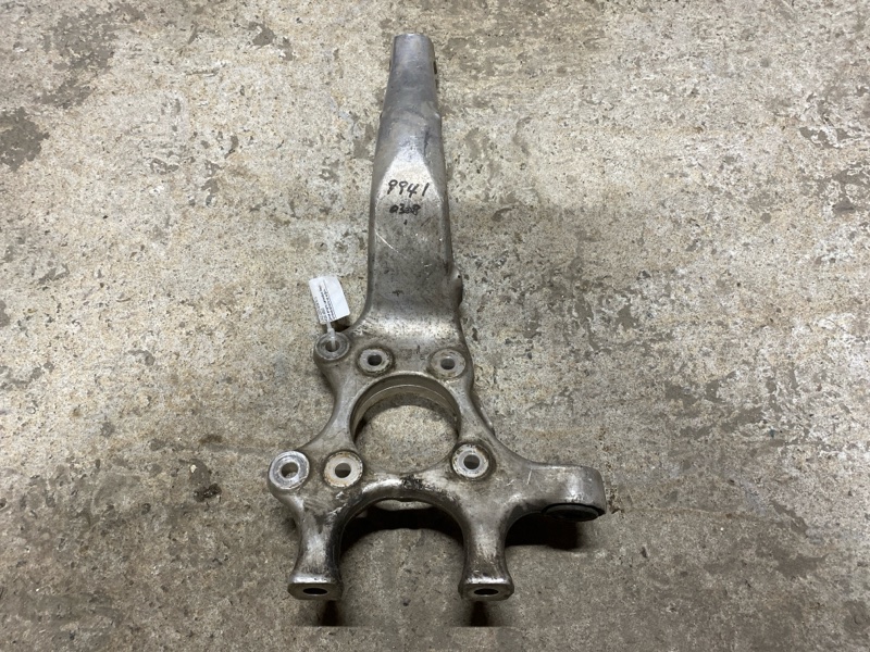 Кулак поворотный передний левый GS350 GS300 05-11