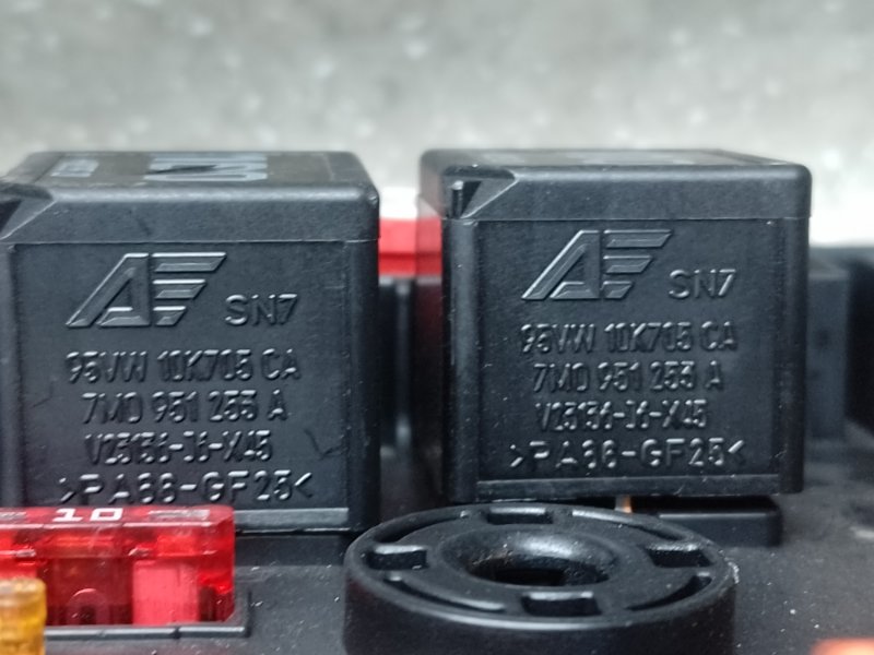 Блок предохранителей моторный отсек PASSAT CC 08-12 2008 2.0 CCTA Блок предохранителей моторный отсек PASSAT CC 08-12 2008 2.0 CCTA