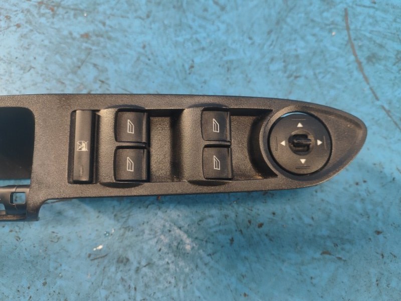 Блок управления стеклоподъемниками передний левый ESCAPE 12-19