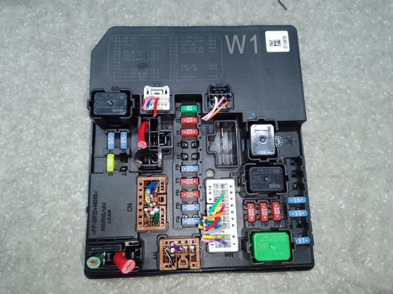 Блок предохранителей моторный отсек LEAF 10-17 2011 EM61 Блок предохранителей моторный отсек LEAF 10-17 2011 EM61