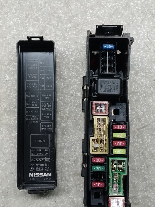 Блок предохранителей моторный отсек LEAF 10-17 2011 EM61 Блок предохранителей моторный отсек LEAF 10-17 2011 EM61