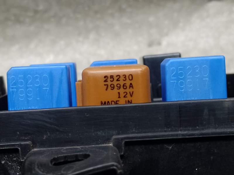 Реле LEAF 10-17 2011 EM61