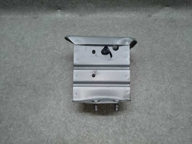 Кронштейн усилителя переднего бампера правый LEAF 10-17 2011 EM61 Кронштейн усилителя переднего бампера правый LEAF 10-17 2011 EM61