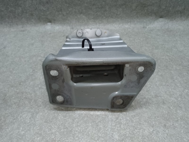 Кронштейн усилителя переднего бампера правый NISSAN LEAF 10-17 EM61 Кронштейн усилителя переднего бампера правый NISSAN LEAF 10-17 EM61