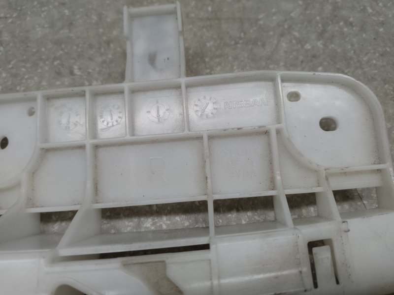 Кронштейн переднего бампера (под фарой) правый NISSAN LEAF 10-17 EM61