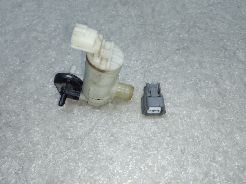 Насос омывателя стекла LEAF 10-17 2011 EM61 Насос омывателя стекла LEAF 10-17 2011 EM61