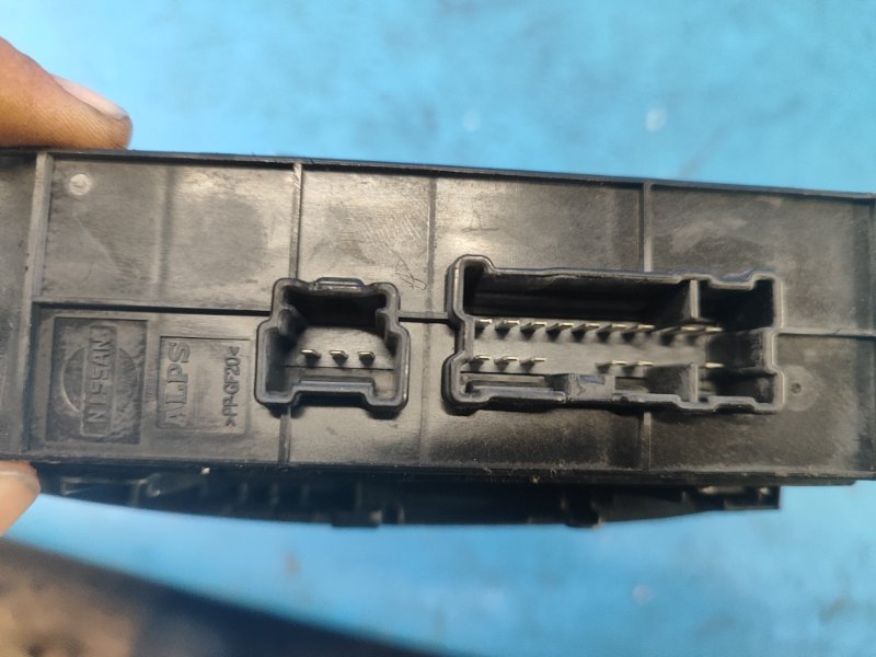 Блок управления стеклоподъемниками передний левый X-TRAIL/ROGUE T32 13-20 2016 2.5 QR25DE