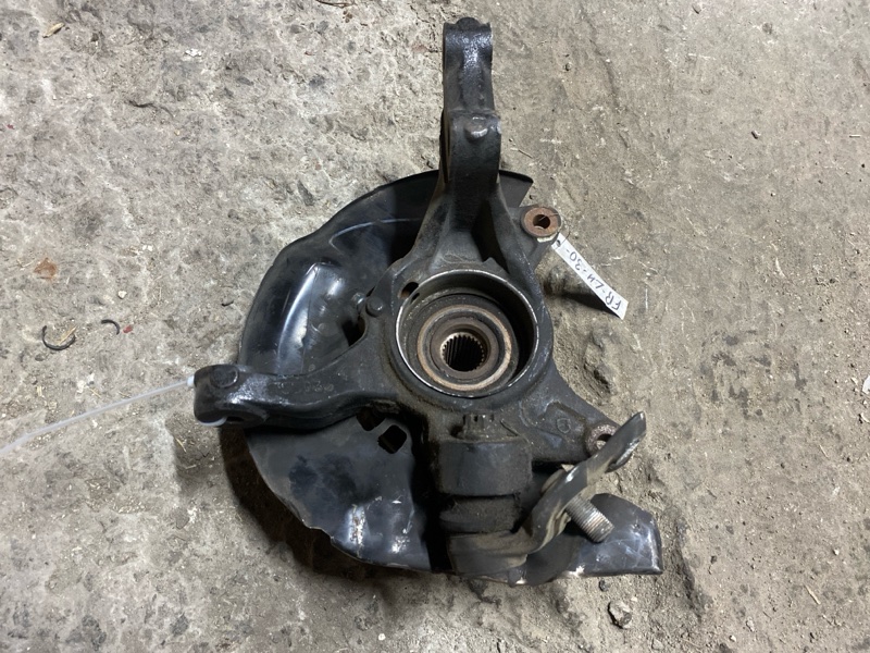 Кулак поворотный передний левый CAMRY 30 02-06