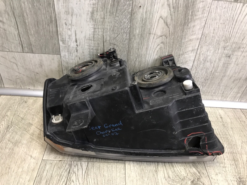 Фара левая GRAND CHEROKEE 04-10