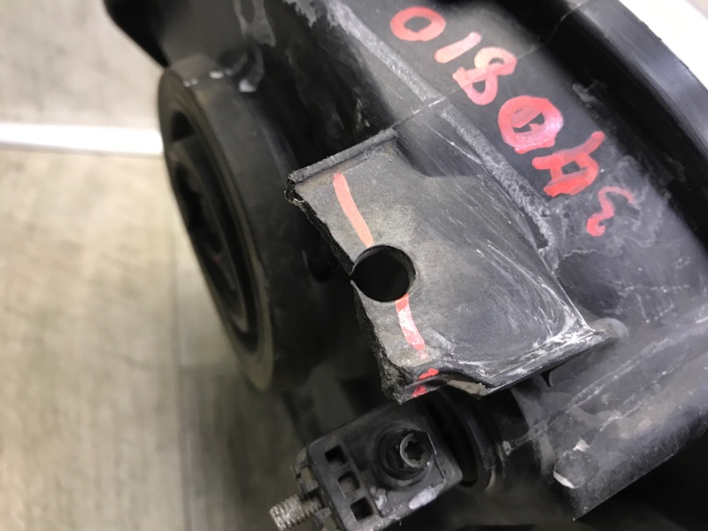 Фара левая GRAND CHEROKEE 04-10