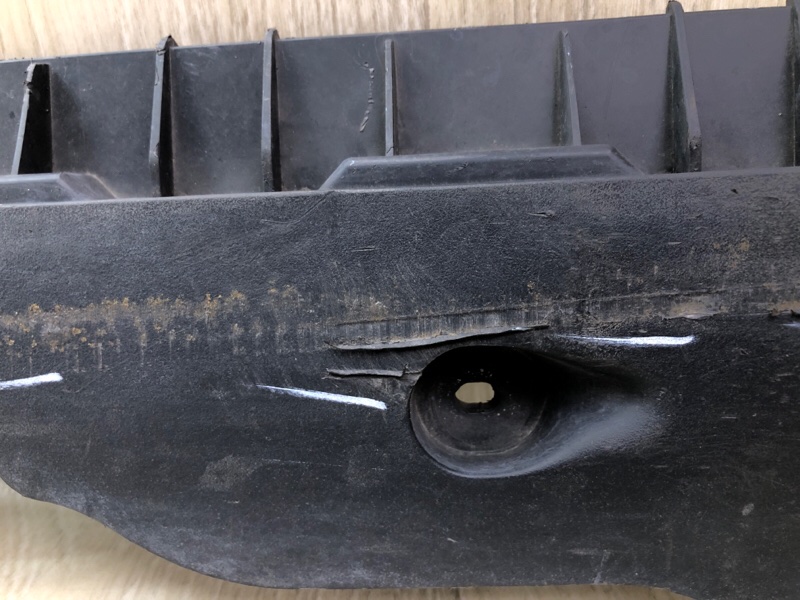 Кронштейн порога левый MODEL Y 19- 2021