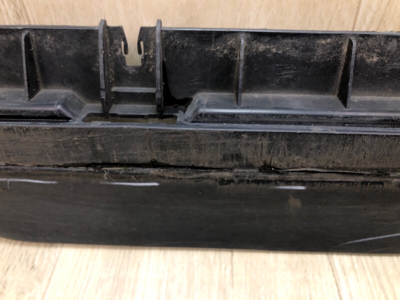 Кронштейн порога левый MODEL Y 19- 2021