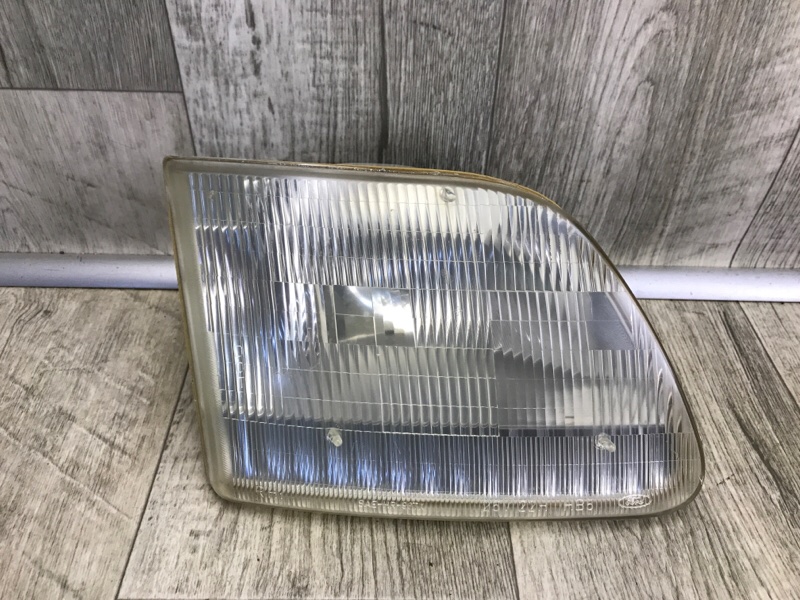Запчасть фара правая FORD EXPEDITION 97-02 F75Z-13008-AC Б/У Фара правая FORD EXPEDITION 97-02 F75Z-13008-AC Б/У