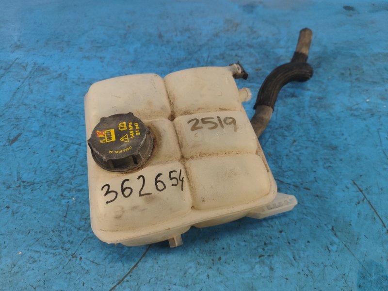 Запчасть бачок расширительный FORD FOCUS 10-18 8V618K218DE Б/У Бачок расширительный FORD FOCUS 10-18 8V618K218DE Б/У