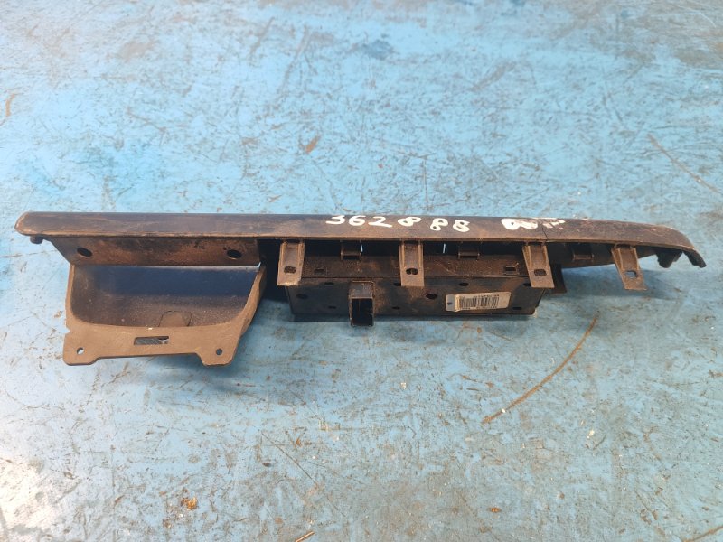 Блок управления стеклоподъемниками передний левый KIA SOUL AM 08-13 Блок управления стеклоподъемниками передний левый KIA SOUL AM 08-13