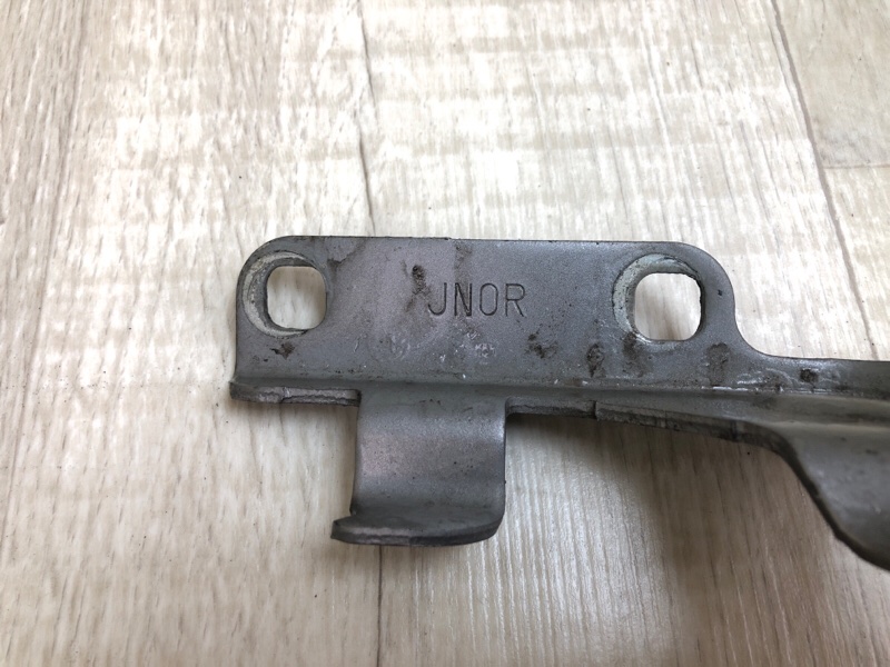 Петля капота правая QUEST S 11-17 2012 3.5 VQ35DE Петля капота правая QUEST S 11-17 2012 3.5 VQ35DE