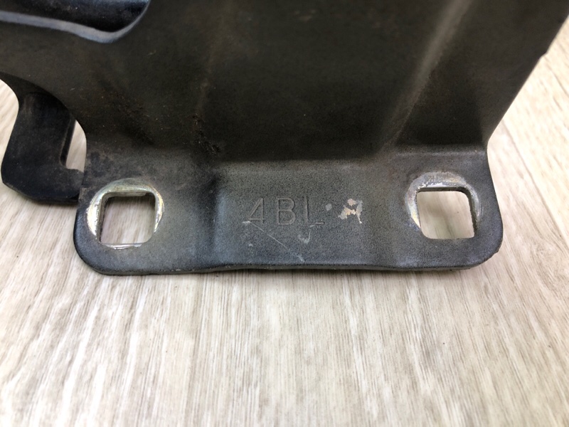 Петля капота левая X-TRAIL/ROGUE T32 13-20 Петля капота левая X-TRAIL/ROGUE T32 13-20