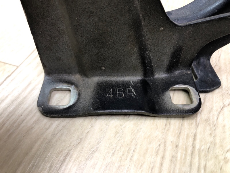 Петля капота правая X-TRAIL/ROGUE T32 13-20 Петля капота правая X-TRAIL/ROGUE T32 13-20