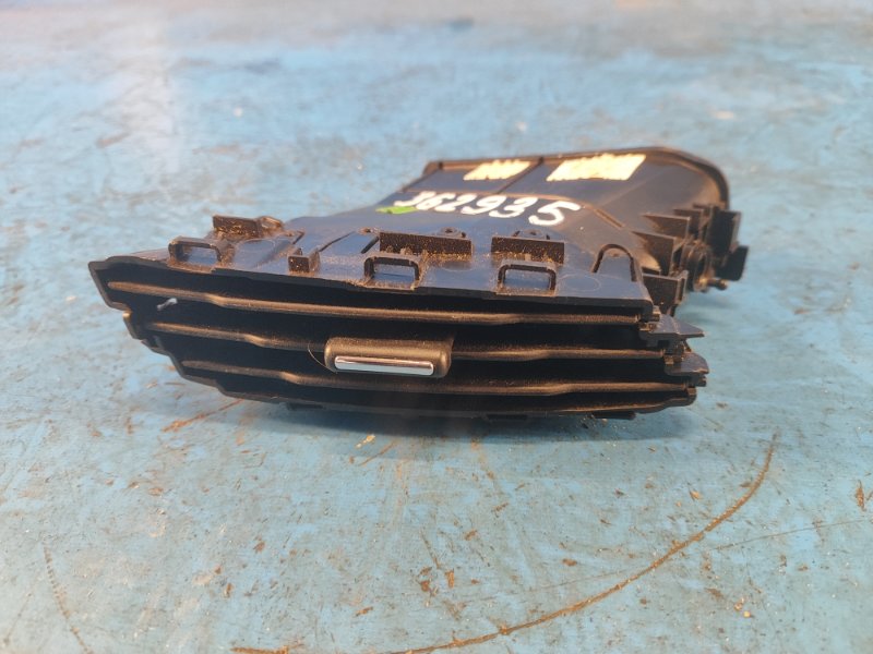 Запчасть дефлектор воздушный правый FORD FOCUS 10-18 BM51A014L20AF Б/У Дефлектор воздушный правый FORD FOCUS 10-18 BM51A014L20AF Б/У