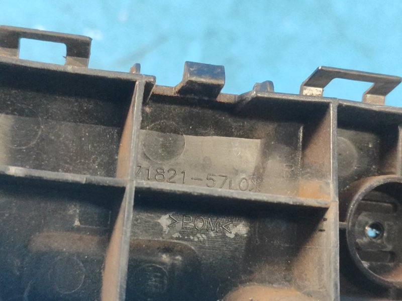 Кронштейн заднего бампера правый KIZASHI 09-14 2011 J24B Кронштейн заднего бампера правый KIZASHI 09-14 2011 J24B