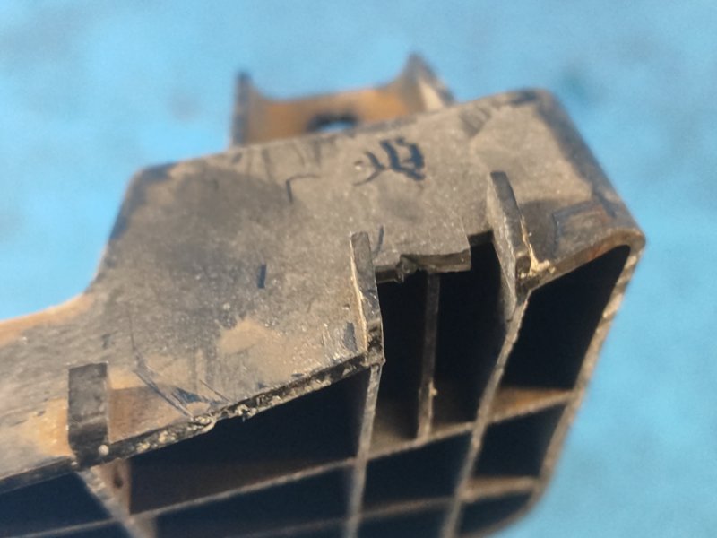 Кронштейн заднего бампера правый KIZASHI 09-14 2011 J24B Кронштейн заднего бампера правый KIZASHI 09-14 2011 J24B