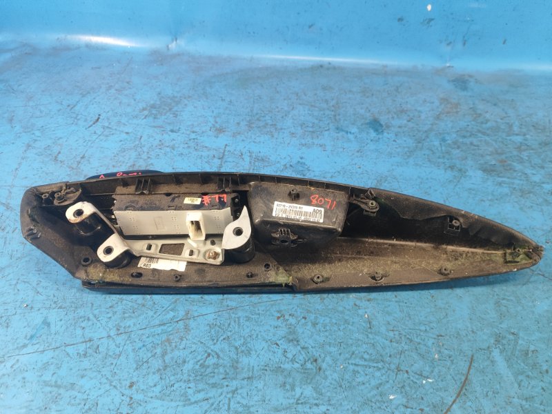 Блок управления стеклоподъемниками передний левый VELOSTER 11-18 2013 1.6 G4FD Блок управления стеклоподъемниками передний левый VELOSTER 11-18 2013 1.6 G4FD