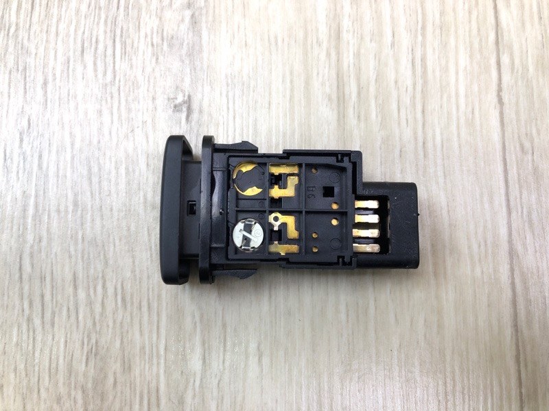 Кнопка открывания багажника внутренняя TOYOTA VENZA 09-16 3.5 2GR-FE Кнопка открывания багажника внутренняя TOYOTA VENZA 09-16 3.5 2GR-FE