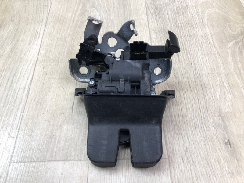 Замок крышки багажника VOLKSWAGEN PASSAT B7 11-15 2014 1.8 CPRA 561827505 Б/У